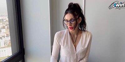 Whore secretary paid the waiter with sex