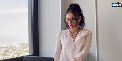 Whore secretary paid the waiter with sex