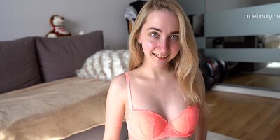 Cute Teen Giving Ahegao Blowjob With Huge Cumshot on Face