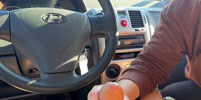 While Waiting for Roadside Assistance, Cute Girlfriend Gives a Quick Blowjob in the Car.
