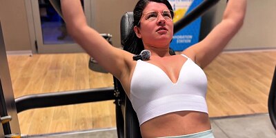 Nerd girl with glasses gets excited in the gym and fucks her gym crush