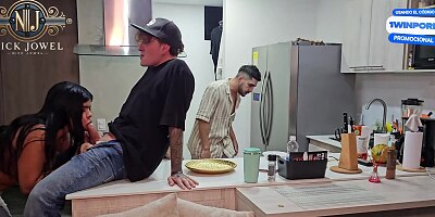 Double Penetration: Cumshot & Squirt. Wild 3some with RosxanaGutierrez!
