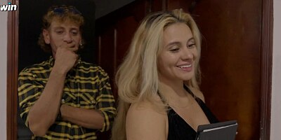 Real estate saleswoman convinces me with her pussy to finalize my purchase