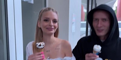 HUNT4K. Sexy Blonde Doesn't Mind Having Sex with Benefits in Front of Her Boyfriend