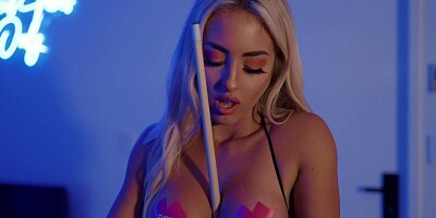 FIT KITTY FUCKS HERSELF UNTIL SHE CUMS