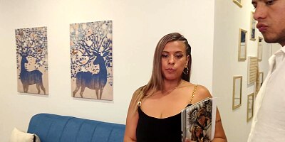 The saleswoman who teaches Thomas how to use the bed